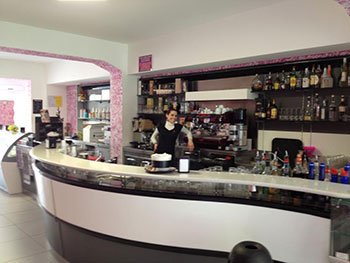 Bancone del Bar Hestrò a Marina di Gioiosa Ionica