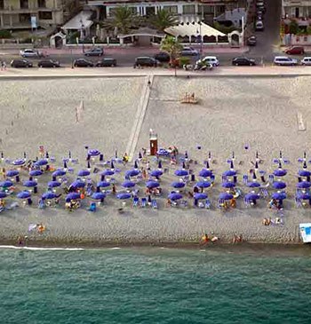 Vista aerea del lido spiaggia privata Sabbia d'oro Beach a Marina di Gioiosa Ionica